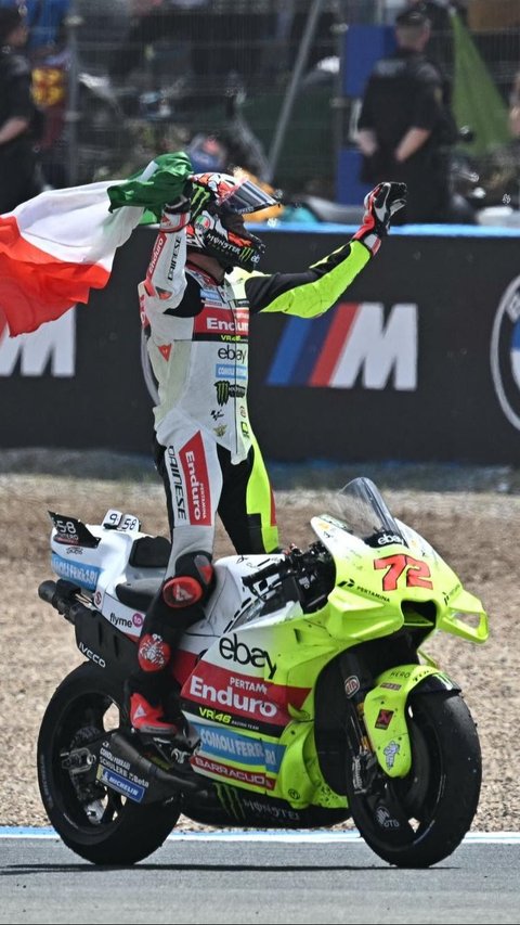 Selebrasi Bezzecchi saat menyelesaikan balapan MotoGP Spanyol 2024 yang sukses berdiri di podium ketiga. Foto: JORGE GUERRERO / AFP