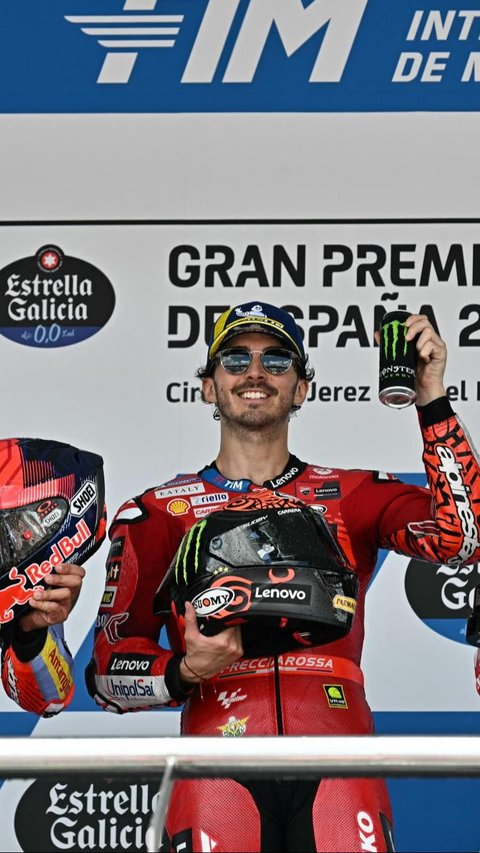 Hingga pada akhirnya, Bagnaia berhasil menjauh dan meraih kemenangan, diikuti oleh Marquez dan Bezzecchi. Foto: JAVIER SORIANO / AFP