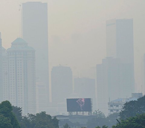 Kualitas udara di Jakarta masuk kategori tidak sehat bagi kelompok sensitif pada Senin pagi. Jakarta menduduki peringkat ke-12 sebagai kota dengan udara terburuk di dunia.