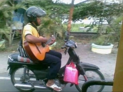 Bermain musik di jalan dengan menggunakan motor