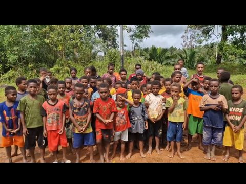 Momen Prajurit TNI Bagi-bagi Uang dan Jajanan ke Anak-anak di Papua, Ternyata Titipan dari Fuji