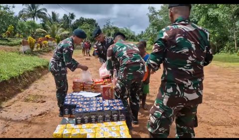 Prajurit TNI tersebut kemudian meminta anak-anak berbaris rapi. Anak-anak tersebut tampak tertib mendengarkan ucapan dari prajurit TNI untuk berbaris.<br>