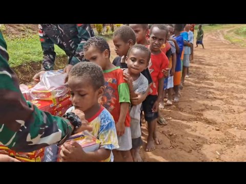 Momen Prajurit TNI Bagi-bagi Uang dan Jajanan ke Anak-anak di Papua, Ternyata Titipan dari Fuji