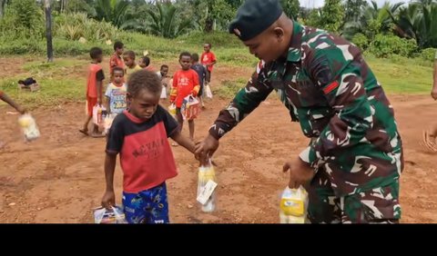 Lewat akun TikTok @bangfuach, prajurit Yonif 111/Karma Bhakti ini juga menyampaikan terima kasih kepada Fuji. Fuji dinilai begitu perhatian kepada anak-anak di Papua.<br>