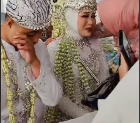 Kecewa Lihat Baju Seragam Ayah Kandung Malah Dipakai Bapak Tiri, Wanita Ini Menangis Terisak saat Akad