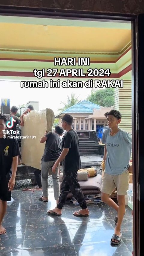 Dalam video terbarunya, ia menunjukkan momen saat barang-barangnya diangkut dari dalam rumah.