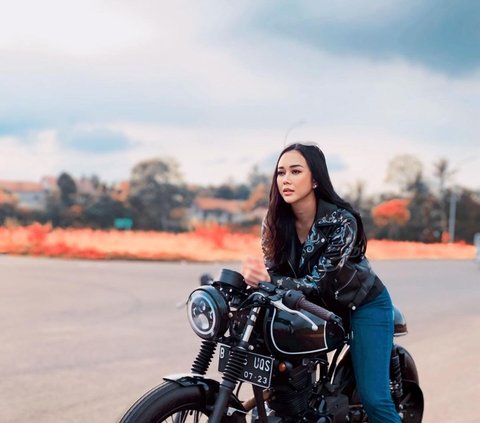 10 Portraits of Aura Kasih's Cool Appearance Riding a Big Motorcycle, Obsessed with Body Goals