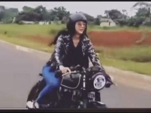 10 Portraits of Aura Kasih's Cool Appearance Riding a Big Motorcycle, Obsessed with Body Goals