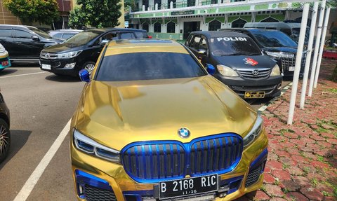 Penampakan BMW Berlapis Emas Senilai Rp2 M di Kantor Polisi, Ternyata Punya Om-Om Cekoki Narkoba ke ABG di Hotel Senopati