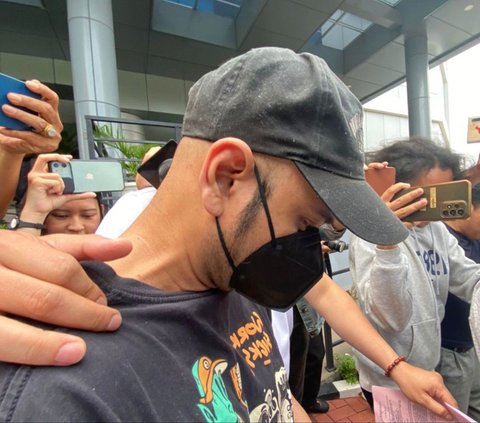 Kepala Tertunduk Ditutup Topi & Masker, Potret Artis Rio Reifan Tes Kesehatan Usai Ditangkap Kelima Kali Gara-Gara Narkoba