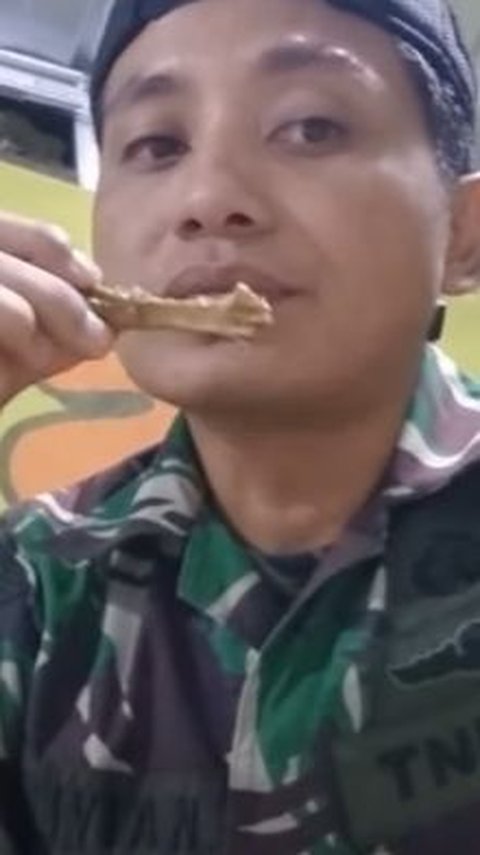 ⁠Senyum-senyum Sambil Ngemut Ceker Ayam, Momen Prajurit Kopassus Makan Mi Ayam di Papua Satu Porsi Rp60 Ribu Plus Es Teh Manis<br>