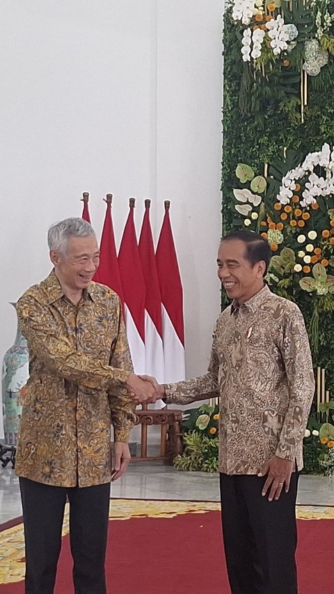 PM Singapura Temui Presiden Jokowi di Istana, Tangan Prabowo Digenggam Erat