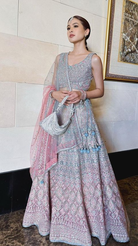 Maudy Ayunda's Style in Indian Saris, Her Aura Resembles a Bollywood Girl