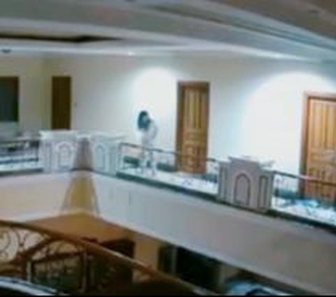 Aksi Maling Bingung Cari Jalan Keluar dalam Rumah Mewah, Terekam CCTV jadi Sorotan