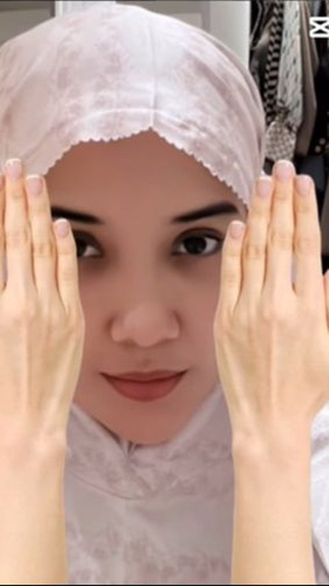 Zaskia Sungkar follows the viral Asoka makeup trend on social media.