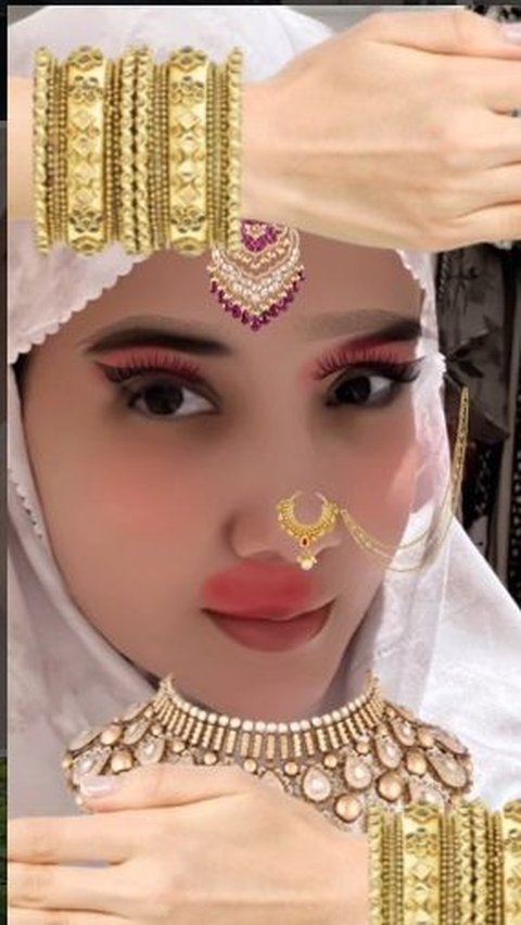 he translation of the given 'Bahasa' text to 'English' while preserving any HTML tags is as follows:

Appearance of Zaskia is actually more similar to a clown than Asoka. Some even say that the lipstick she uses is overloaded because it is not placed properly on the lips
