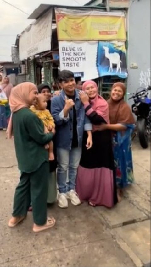 Viral Momen Jirayut Pertama Kali Kondangan di Indonesia, Disambut Heboh Warga<br>