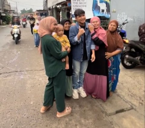 Viral Momen Jirayut Pertama Kali Kondangan di Indonesia, Disambut Heboh Warga