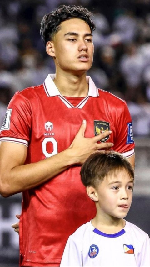 Penampilan Rafael Struick di Piala Asia 2023 telah mencuri perhatian. Tak hanya lincah di lapangan, paras wajahnya yang menawan pun menjadi sorotan.