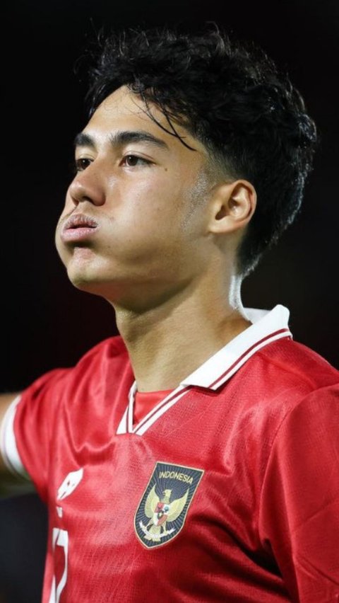 Penampilan Rafael Struick di Piala Asia 2023 telah mencuri perhatian. Tak hanya lincah di lapangan, paras wajahnya yang menawan pun menjadi sorotan.