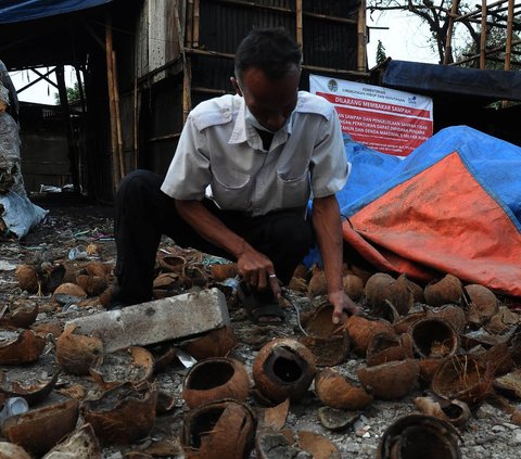 Pabrik Arang Batok Kelapa di Jaktim yang Disegel Bisnis Turun Temurun, Sudah Eksis Lebih dari 40 Tahun