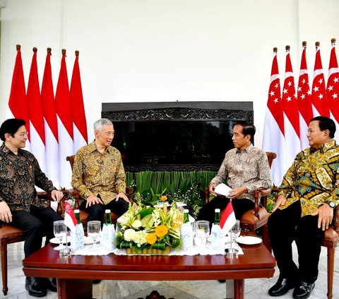 Kali ini, Jokowi tampak didampingi Menteri Pertahanan Prabowo Subianto dan PM Lee didampingi Wakil PM Lawrence Wong.<br><br>