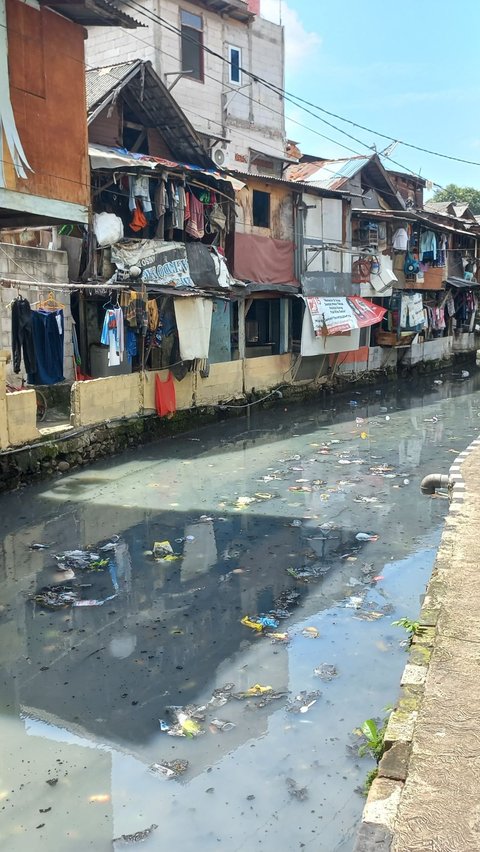 Miris Warga Bantaran Kali Ciliwung Ibu Kota, Hidup Berdampingan dengan Bau Sampah