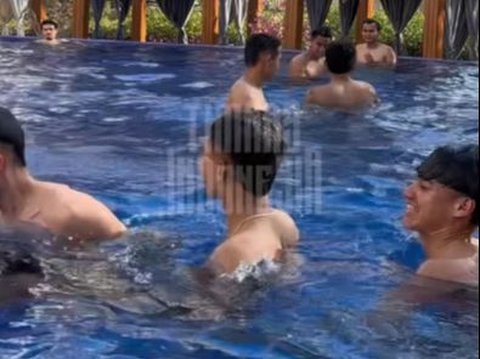 Moment Indonesian National Team Players Enjoy Swimming Together Before Facing Uzbekistan, Exciting to See Witan's Acrobatic Moves