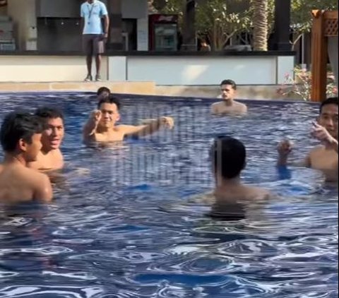 Moment Indonesian National Team Players Enjoy Swimming Together Before Facing Uzbekistan, Exciting to See Witan's Acrobatic Moves