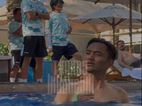 Moment Indonesian National Team Players Enjoy Swimming Together Before Facing Uzbekistan, Exciting to See Witan's Acrobatic Moves