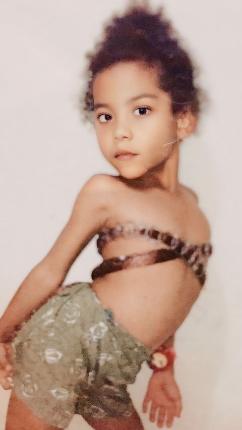 Child in This Photo Now Becomes a Beautiful Artist and Her Appearance Will Leave You Stunned, Can You Guess Who She Is?