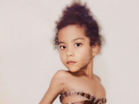 This Child in the Photo is Now a Beautiful Artist and Her Appearance is Stunning, Can You Guess Who She Is?