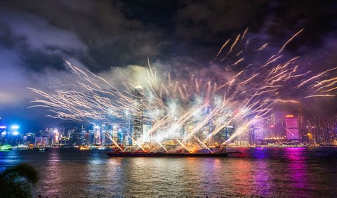 Pertunjukan Spektakuler Drone dan Kembang Api di Victoria Harbour