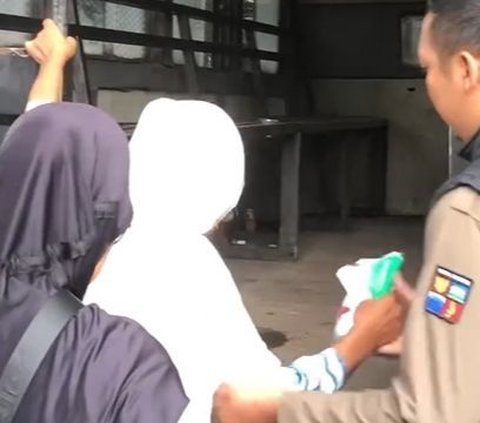 Akhir Perjalanan Ibu-Ibu Viral Minta Sedekah Tapi Maksa, Ditangkap di Bogor Melas Nangis-Nangis ke Satpol PP