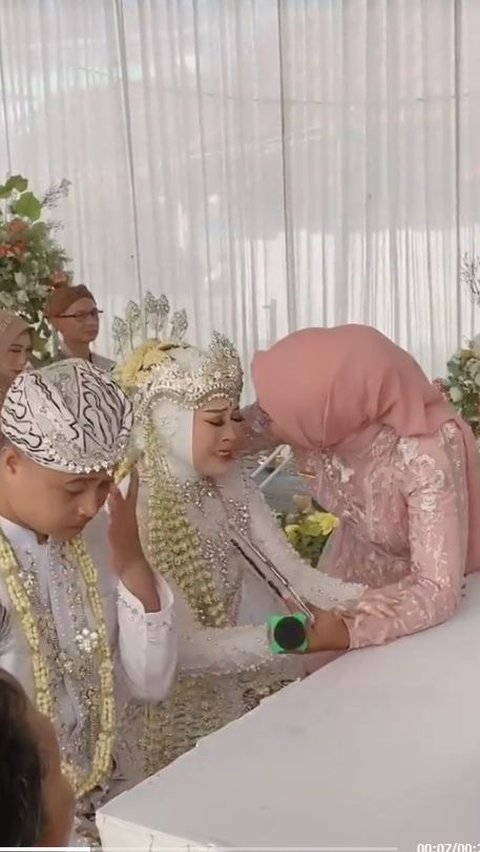 Viral Woman Cries Desperately During Wedding Vows, Uniform Dress for Biological Father Worn by New Husband of Her Mother.