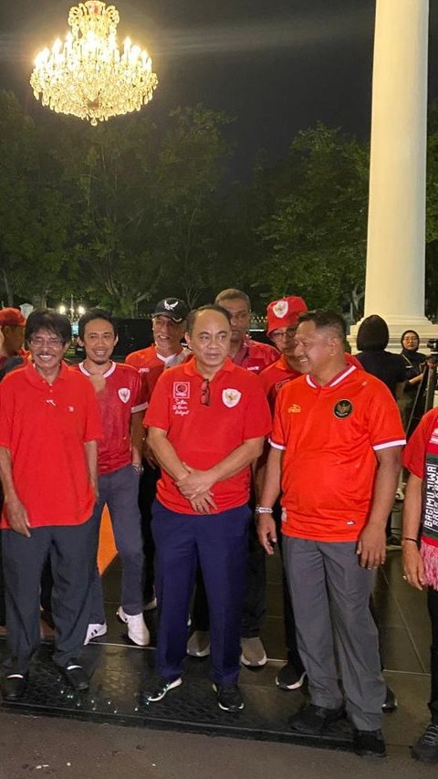 Jokowi Nobar Timnas Bareng Relawan dan Menteri di Istana