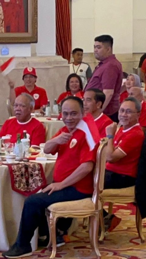 Suasana Nobar di Istana Jokowi dan Menteri, Kompak Pakai Jersey Timnas Indonesia