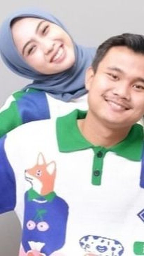 Komang Teguh's girlfriend has a cool demeanor with her hijab.