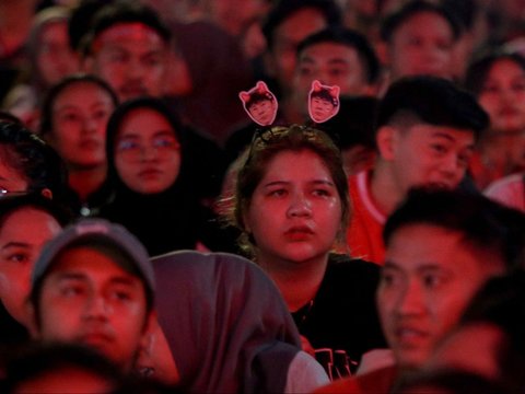 FOTO: Wajah-Wajah Tegang dan Cemas Para Penonton Saat Nobar Semifinal Indonesia Vs Uzbekistan di GBK