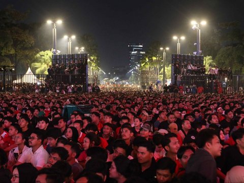 FOTO: Wajah-Wajah Tegang dan Cemas Para Penonton Saat Nobar Semifinal Indonesia Vs Uzbekistan di GBK