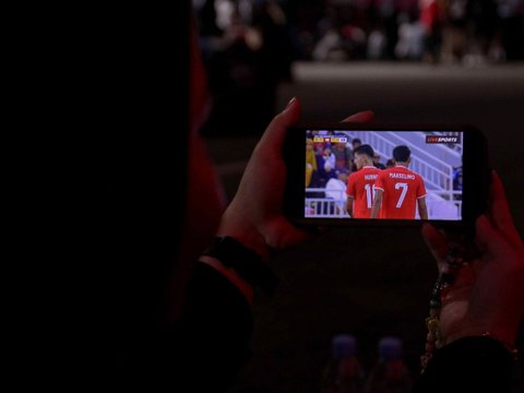 FOTO: Wajah-Wajah Tegang dan Cemas Para Penonton Saat Nobar Semifinal Indonesia Vs Uzbekistan di GBK