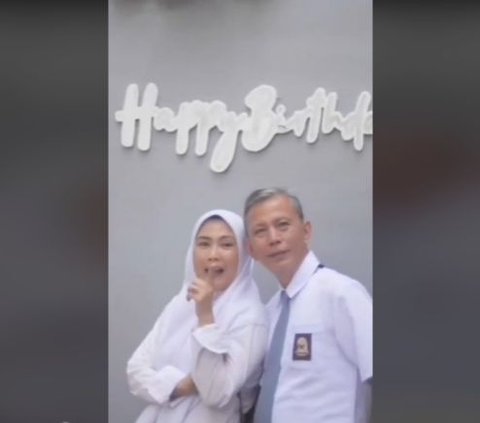 Pemilik akun TikTok nyonyahidayat3 membagikan kisah pertemuannya dengan sang suami. Pertemuan tersebut diungkapkan terjadi pada tahun 1999 silam. Di mana saat itu, Ia masih berusia 19 tahun dan baru kuliah semester 3. <br>