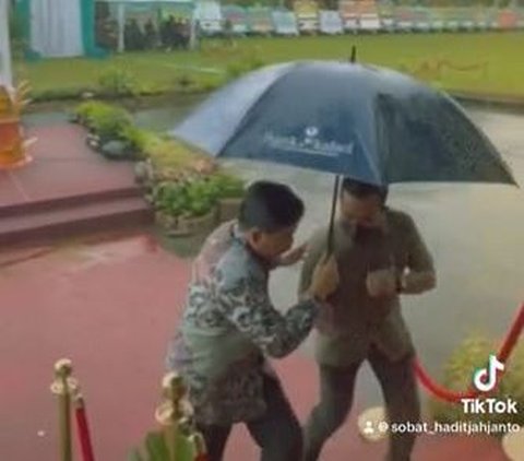 Bukan Dipayungi, Mantan Panglima TNI ini Justru Payungi Anak Buah, Netizen 'Mimpi Apa Bang Dipayungi Jenderal'