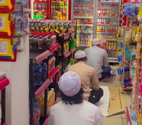 Viral Penampakan Salat Tarawih di Minimarket, Ternyata Ini Alasannya