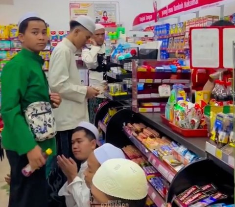 Viral Penampakan Salat Tarawih di Minimarket, Ternyata Ini Alasannya