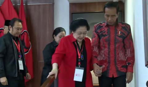 Jokowi bertanya balik terkait tudingan tersebut, karena belakangan dia juga disebut ingin menduduki kursi ketua umum Partai Golkar.