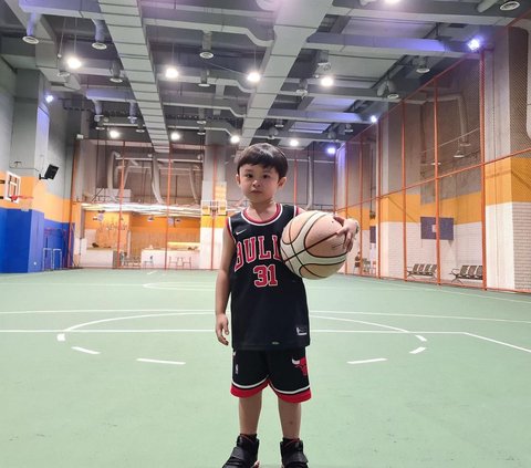 Potret Ganteng & Keren Raphael Anak Sandra Dewi dan Harvey Moeis Makin Jago Dribble 2 Bola Basket Sekaligus