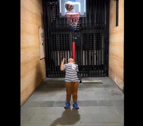 Potret Ganteng & Keren Raphael Anak Sandra Dewi dan Harvey Moeis Makin Jago Dribble 2 Bola Basket Sekaligus