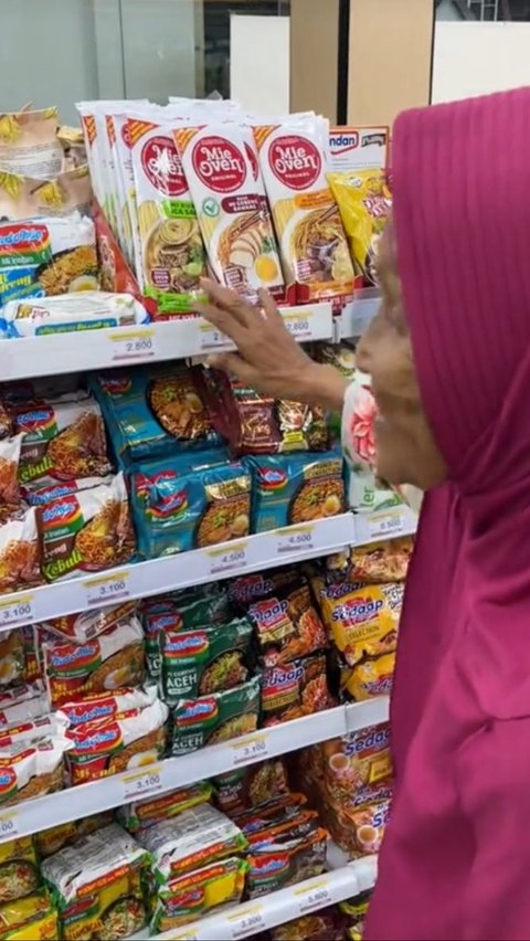 <b>Beli Obat Maag untuk Tahan Lapar, Aksi Pria Bantu Nenek di Minimarket  Ini Tuai Haru</b>