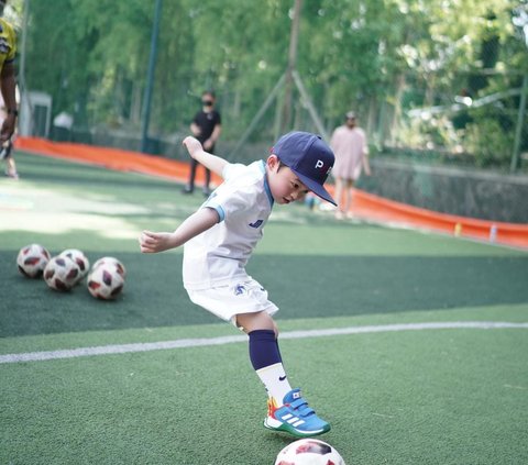 Potret Ganteng & Keren Raphael Anak Sandra Dewi dan Harvey Moeis Makin Jago Dribble 2 Bola Basket Sekaligus